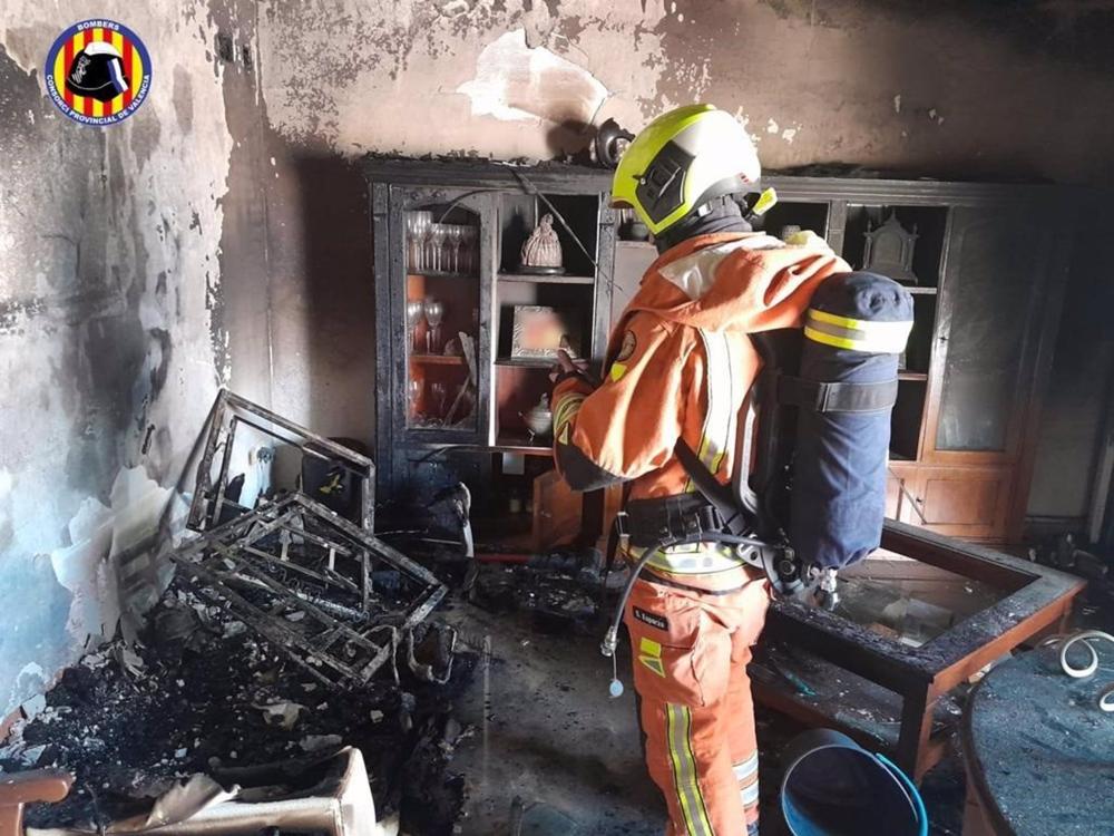 Confinados los vecinos de un edificio en Xàtiva por un incendio en una de las viviendas Confinados