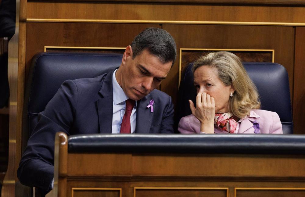 El presidente del Gobierno, Pedro Sánchez y la vicepresidenta primera y ministra de Asuntos Económicos y Transformación Digital, Nadia Calviño. El