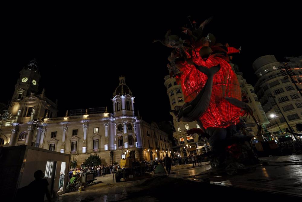 Coronación de la parte central de la Falla grande de la Plaza del Ayuntamiento de Valencia Coronación