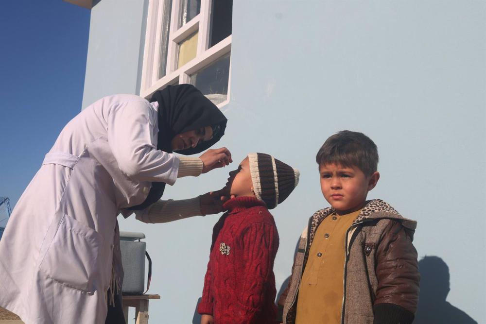 Archive - A health worker administers a vaccine to a child during the first polio campaign of 2021. Archive