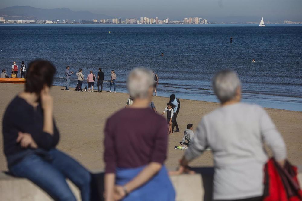 Archivo - Varias personas disfrutan del buen tiempo en la playa, a 24 de diciembre de 2022, en Valencia, Comunidad de Valencia, (España). La Agencia Estatal de Meteorología, Aemet, prevé máximas durante la jornada que superarán los 23 grados. La comunidad Archivo