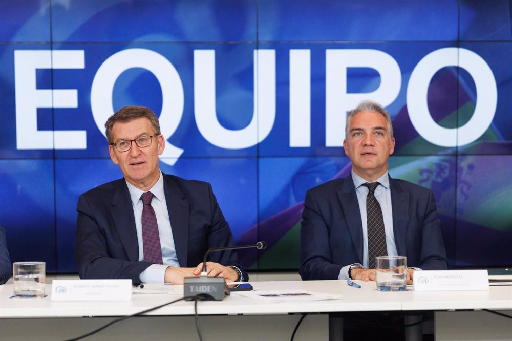 El presidente del Partido Popular, Alberto Núñez Feijóo (i) y el coordinador general del Partido Popular, Elías Bendodo (d), durante la reunión del Comité Ejecutivo Nacional, en la sede nacional del PP, a 13 de marzo de 2023, en Madrid (España). Feijóo ha El