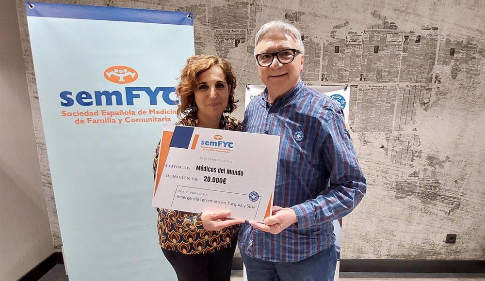 El presidente de Médicos del Mundo, José Fernández, con la presidenta de la Sociedad Española de Medicina Familiar y Comunitaria, Remedios Martín. El