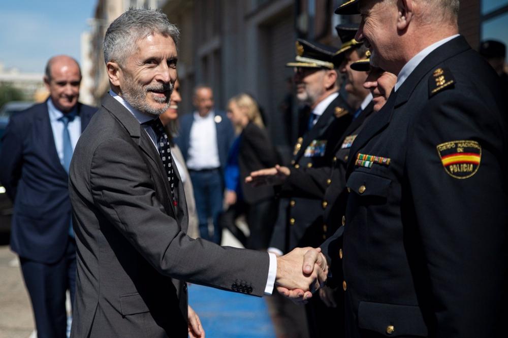El ministro del Interior, Fernando Grande-Marlaska, a su llegada a las nuevas instalaciones de la Unidad de Documentación de la Policía Nacional en El Vendrell (Tarragona) El