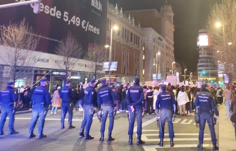 Policías en la manifestación de la Coordinadora 8M en Madrid, el 8 de marzo de 2023 Policías