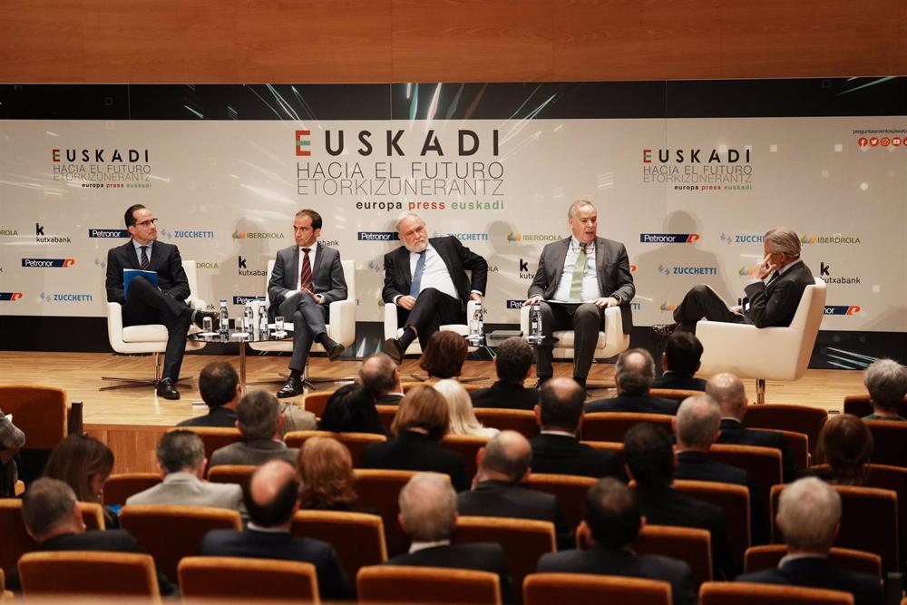 El CEO de Iberdrola España, Mario Ruiz-Tagle, el CEO de Petronor, José Ignacio Zudaire, el director general del EVE, Iñigo Ansola, y el coordinador del área de energía de Orkestra, Jorge Fernández, en una mesa redonda de Europa Press en Bilbao El