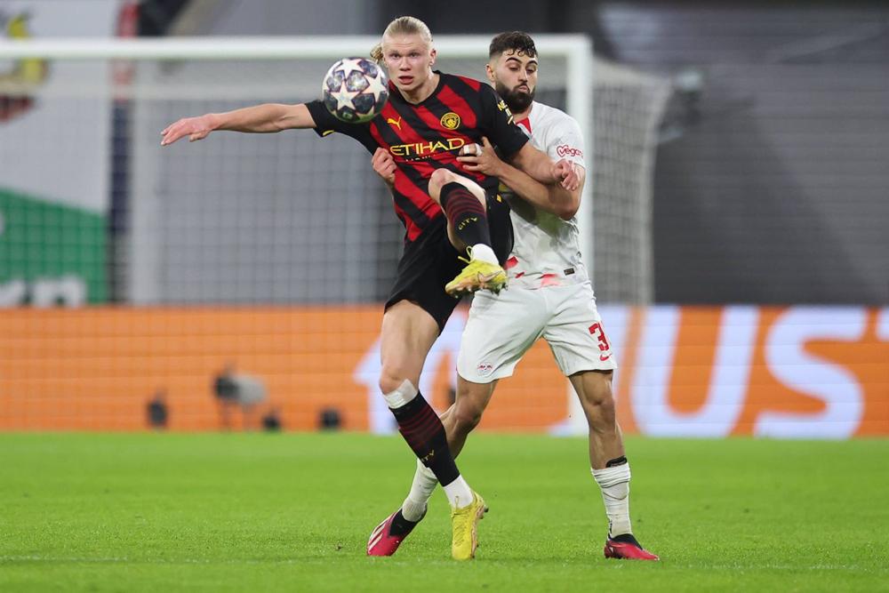 El delantero del Manchester City Erling Haaland pugna con el defensa del Leipzig Josko Gvardiol por un balón, en la ida de los octavos de final de la Liga de Campeones 2022-2023. El