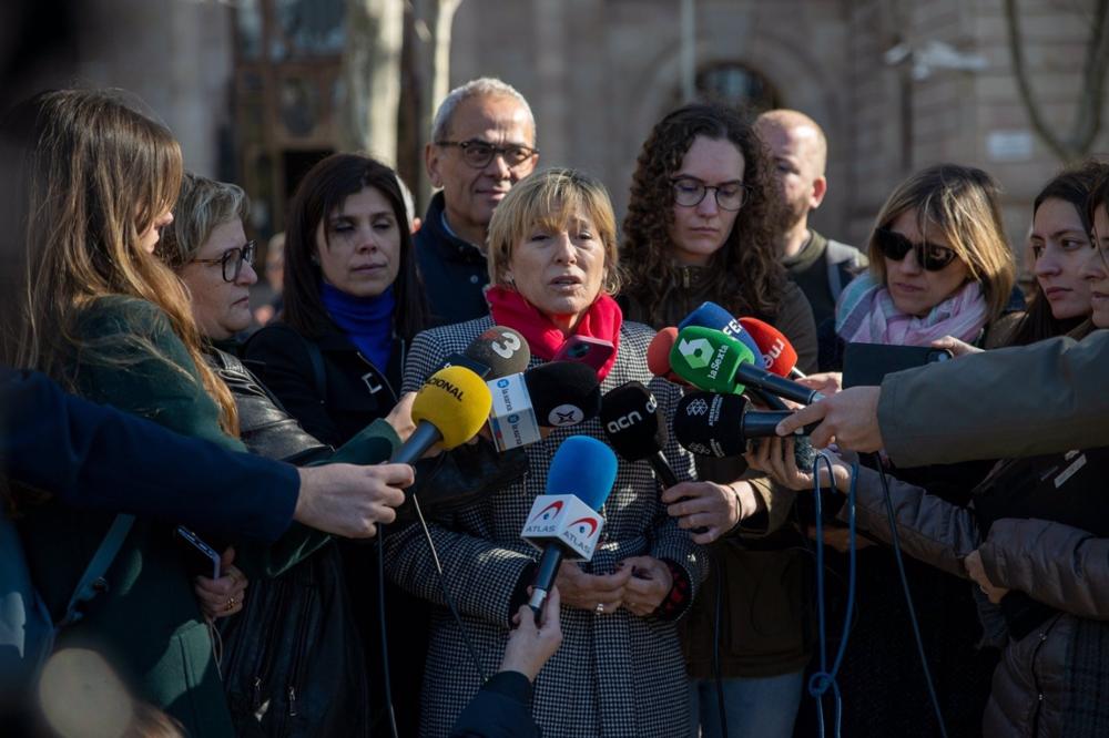 La expresidenta del Parlament y líder de ERC, Carme Forcadell, atiende a los periodistas tras acompañar a los exmiembros de la Mesa hasta las puertas del TSJC La