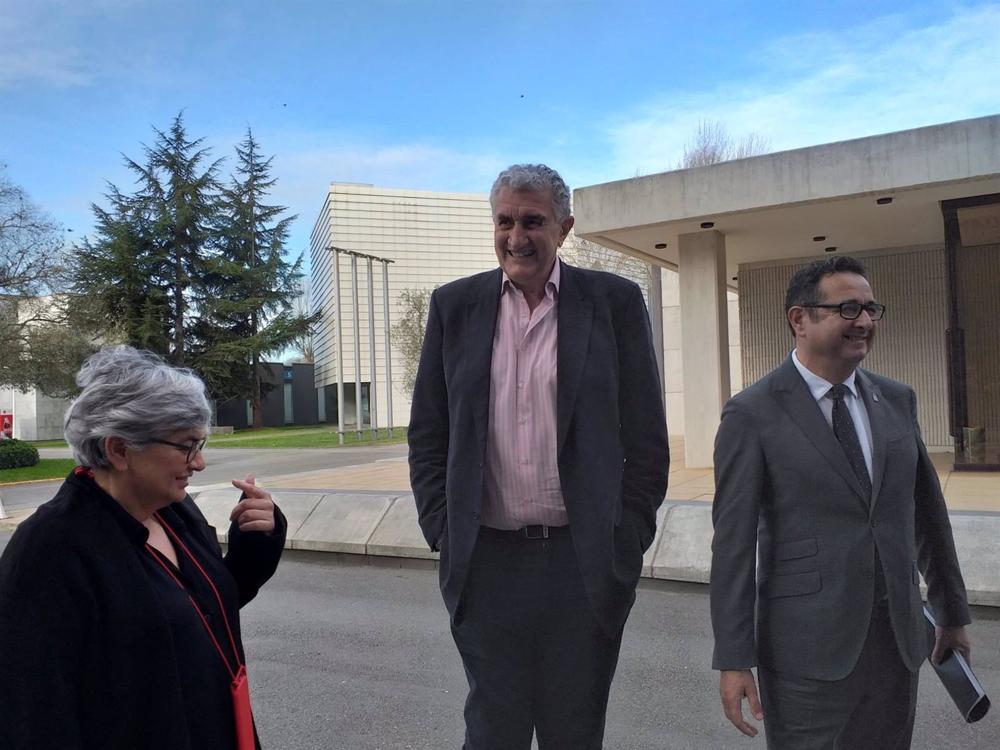 La alcaldesa de Gijón, Ana González, el ex jugador de baloncesto, Fernando Romay, el director general de Comercio del Principado, Julio González Zapico, antes de participar en la jornada 'Aprender de la experiencia', en Gijón La