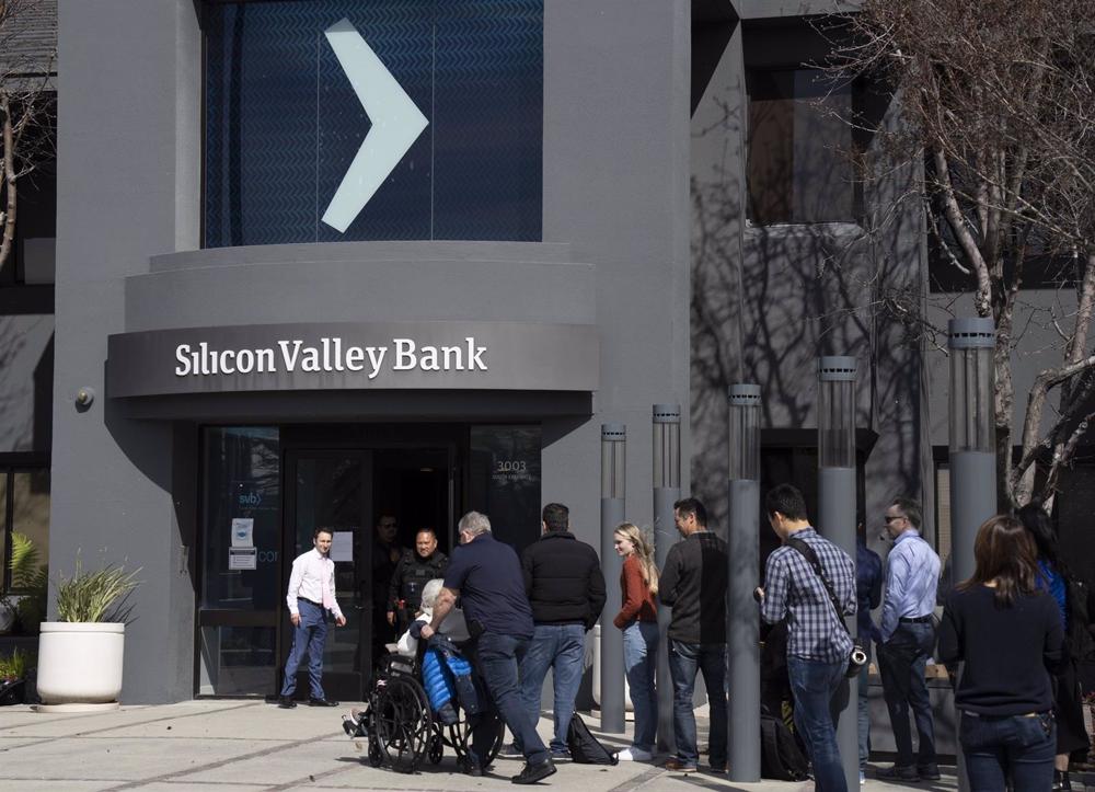 SANTA CLARA, March 14, 2023 -- People queue up outside the headquarters of the Silicon Valley Bank (SVB) in Santa Clara, California, the United States, March 13, 2023. The U.S. Treasury Department, the Fed, and the Federal Deposit Insurance Corporation o SANTA