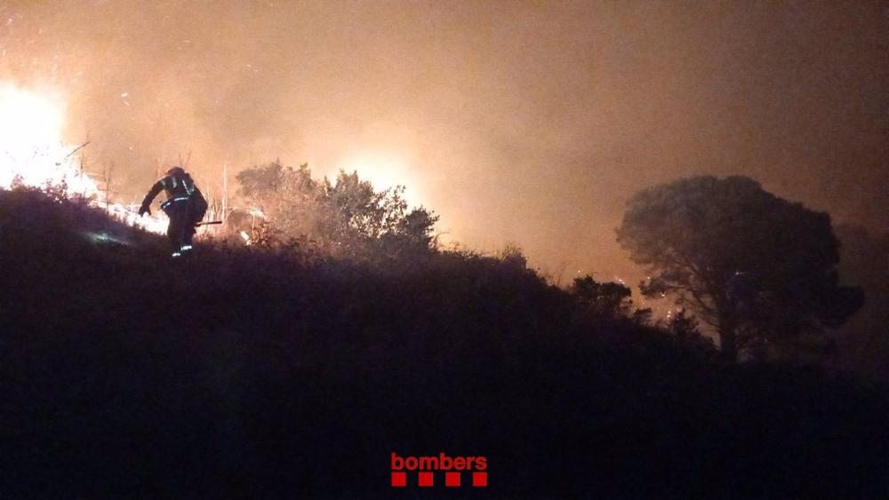 Un efectivo de Bombers trabaja en el incendio de Selva del Camp (Tarragona), ya estabilizado Un