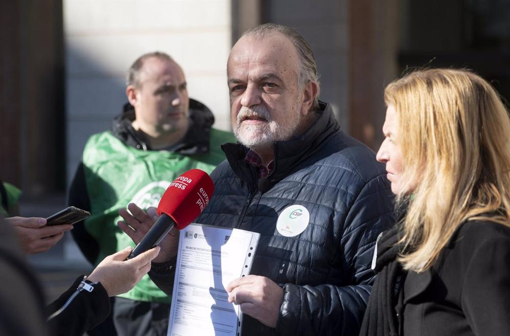 Archivo - El presidente de Sanidad de CSIF, Fernando Hontangas, ofrece declaraciones a los medios tras presentar firmas para que los sanitarios puedan acogerse a la jubilación anticipada, frente al Ministerio de Trabajo, a 3 de febrero de 2023, en Madrid Archivo