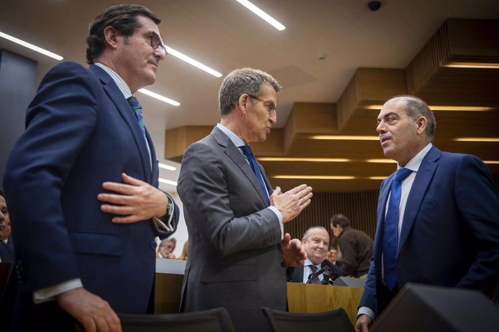 (I-D) El presidente de la CEOE, Antonio Garamendi; el presidente del PP, Alberto Núñez Feijóo, y el presidente de ATA, Lorenzo Amor, conversan a su llegada al IV Foro Emprendedores y Autónomos, organizado por ATA, a 14 de marzo de 2023, en Madrid (España) (I-D)