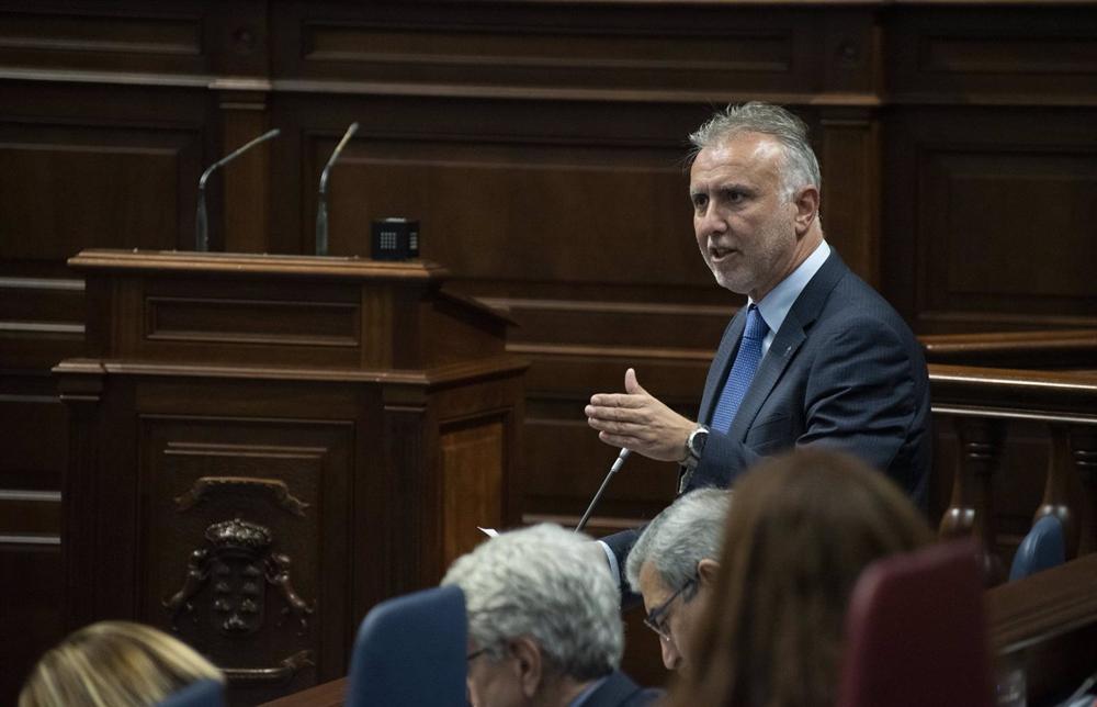 Archivo - El presidente del Gobierno de Canarias, Ángel Víctor Torres, durante una sesión plenaria en el Parlamento de Canarias Archivo