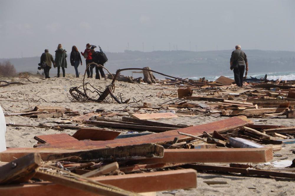 Restos de un naufragio de una embarcación con migrantes frente a la región italiana de Calabria Restos
