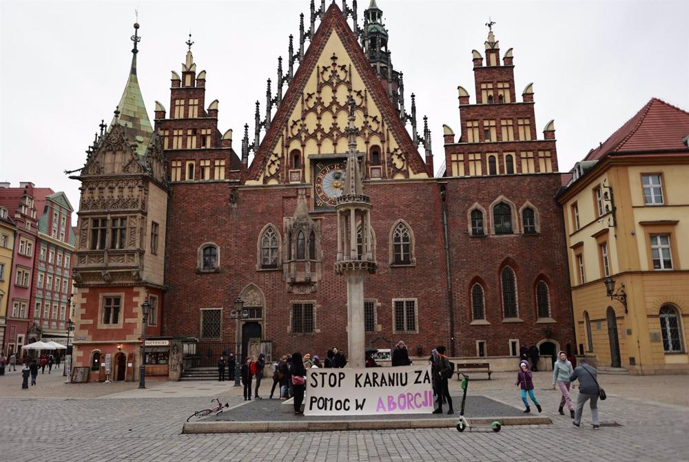 Una manifestación a favor de la activista Justyna Wydrzynska Una
