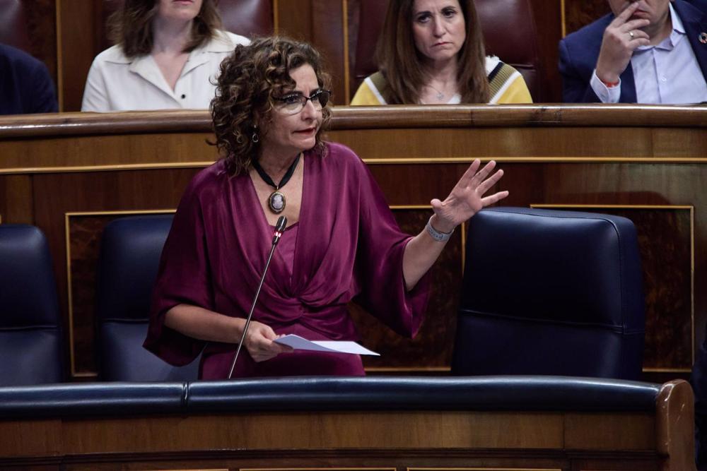 La ministra de Hacienda, María Jesús Montero, interviene durante una sesión plenaria en el Congreso de los Diputados La