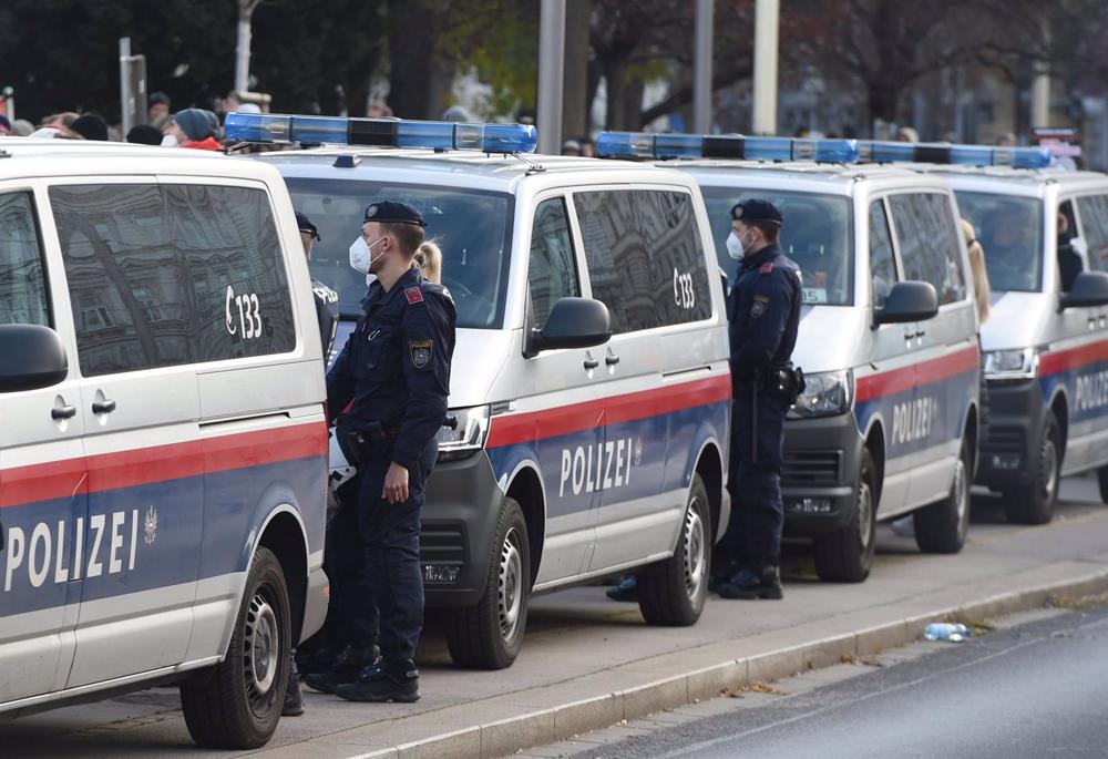 Archivio - Polizia schierata a Vienna durante una protesta contro le misure pandemiche COVID-19 Archivio