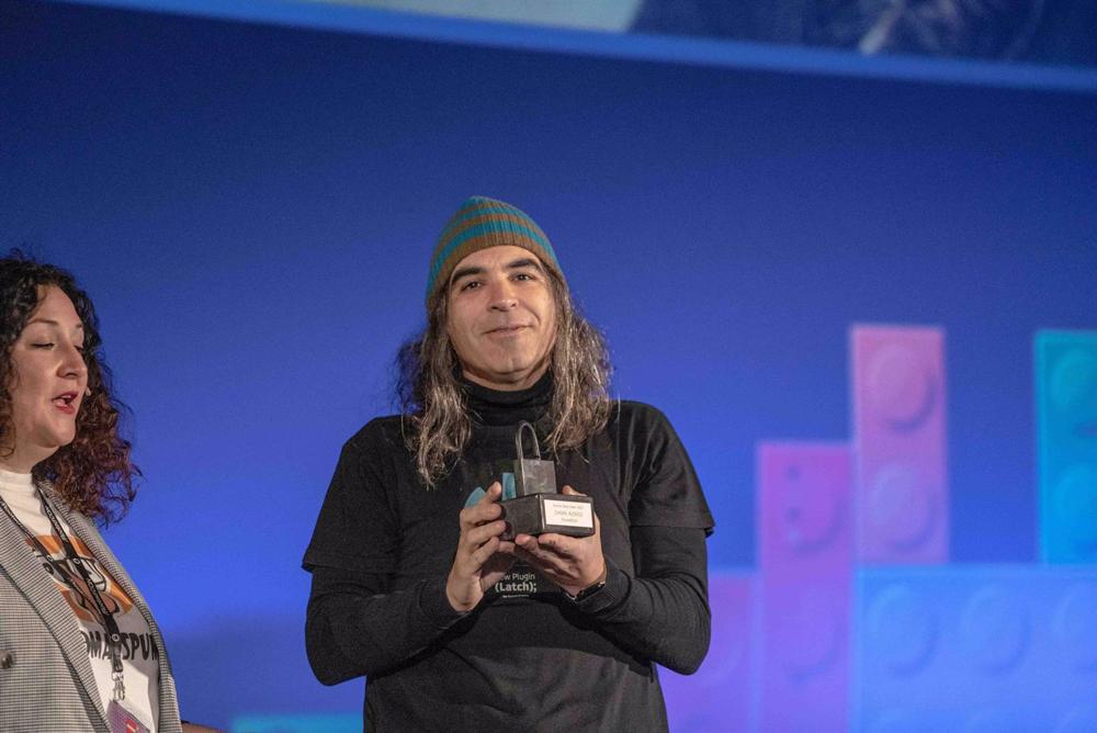 Chema Alonso recibe el Premio Raúl Jover de RootedCON por su labor con la ciberseguridad nacional Chema