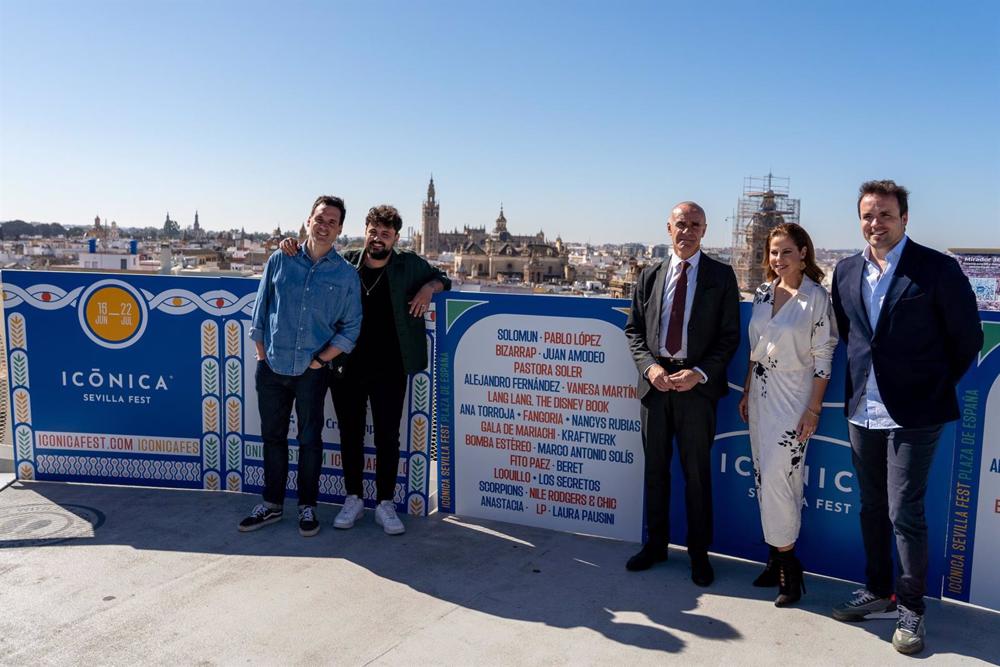 Foto de familia tras la presentación del Icónica Sevilla Fest en las Setas de la Encarnación. Foto