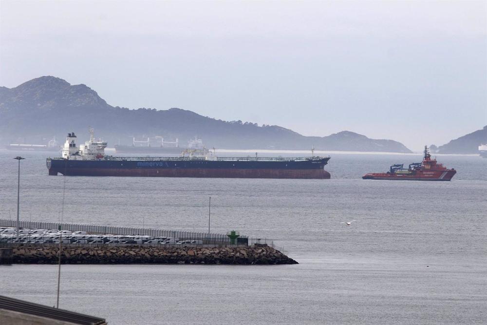 El petrolero averiado 'Minerva Nounou' llega remolcado al Puerto de Vigo, a 12 de marzo de 2023, en Vigo, Pontevedra, Galicia, (España). El