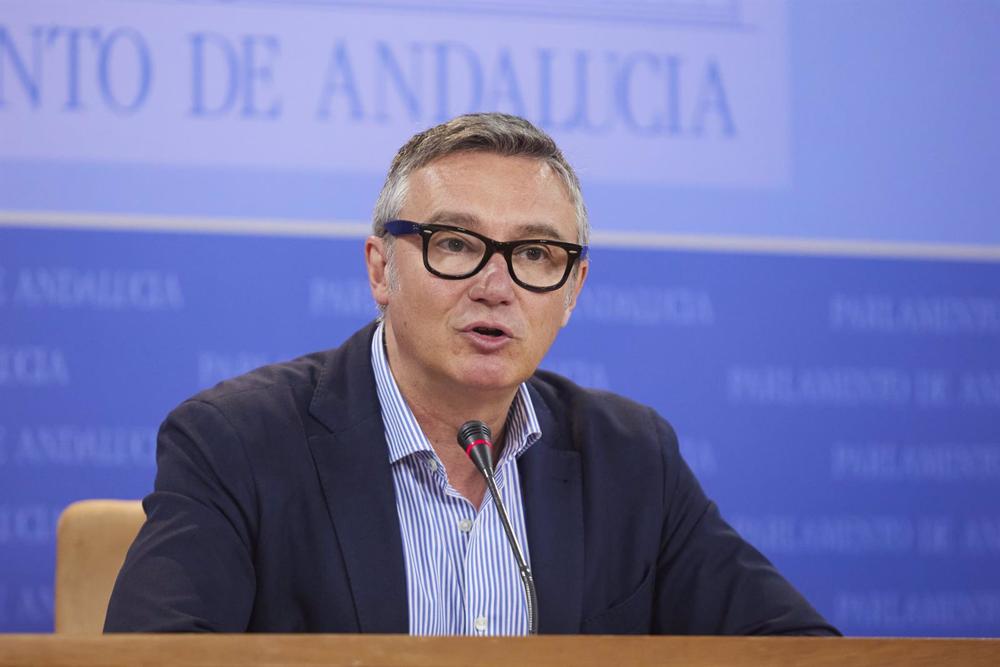 El portavoz del Grupo Parlamentario Vox, Manuel Gavira, durante la ronda de ruedas de prensa de portavoces de los grupos parlamentarios con motivo de la reunión de la Mesa y de la Junta de Portavoces en el Parlamento de Andalucía, a 15 de marzo de 2023 en El