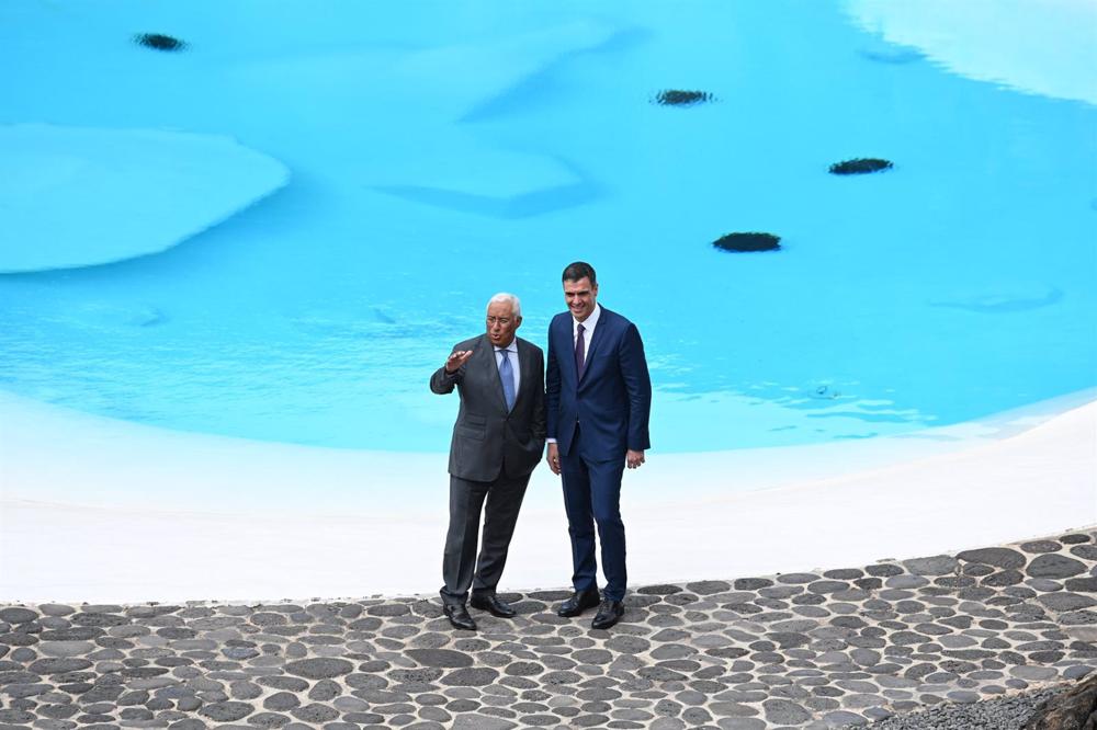 El primer ministro de la República Portuguesa, António Costa (i) y el presidente del Gobierno, Pedro Sánchez (d), a su llegada a la reunión plenaria de las delegaciones española y portuguesa, durante la celebración de la XXXIV Cumbre Hispano-Portuguesa en El