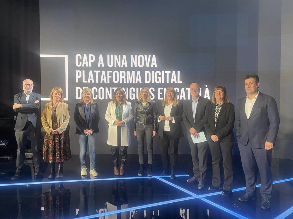 Las conselleras Laura Vilagrà y Natàlia Garriga, la presidenta de la CCMA Rosa Romà y el resto del consejo de la corporación Las