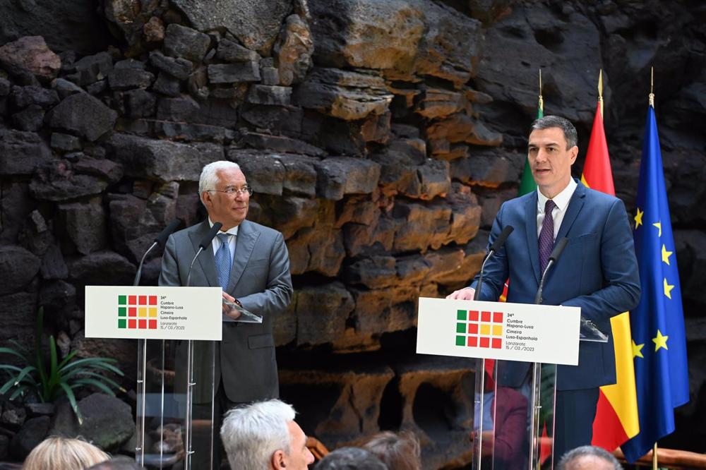 El presidente del Gobierno, Pedro Sánchez y el primer ministro de Portugal, Antonio Costa, comparecen tras la XXXIV cumbre entre ambos países celebrada en los Jameos del Agua (Lanzarote). El