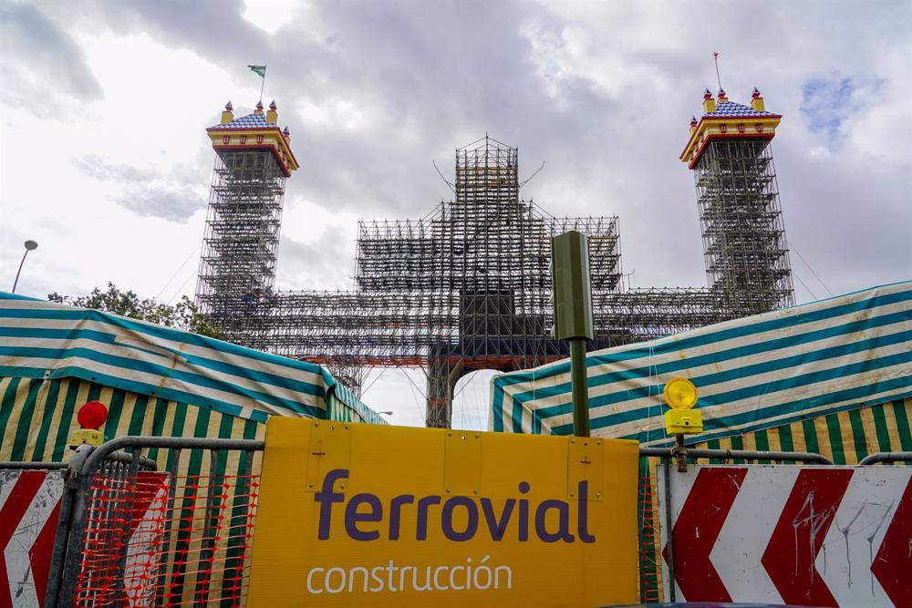 Trabajadores en tarea de montaje de la portada de la Feria de Abril del 2023 a 07 de marzo del 2023 en Sevilla Trabajadores