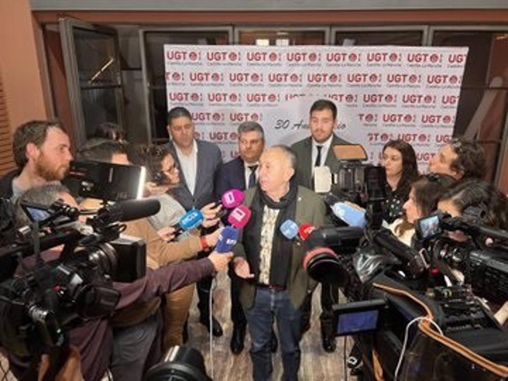 El secretario general de UGT, Pepe Álvarez, atiende a los medios antes del acto del 30 aniversario de UGT C-LM. El