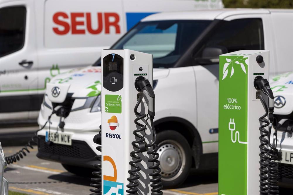 Un vehículo eléctrico de Seur recargando en un punto de recarga de Repsol. Un
