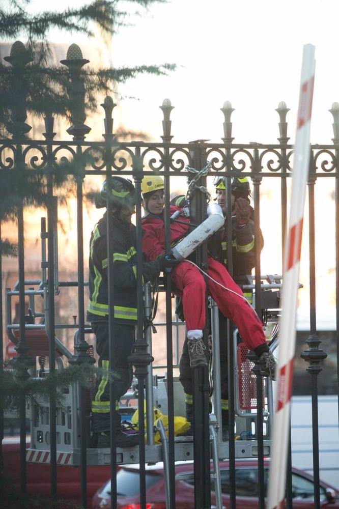 Los bomberos desalojan a una mujer miembro de la organización ecologista Greenpeace, que estaba subida a una de las vallas del edificio del Ministerio de Agricultura, Pesca y Alimentación, a 16 de marzo de 2023. Los
