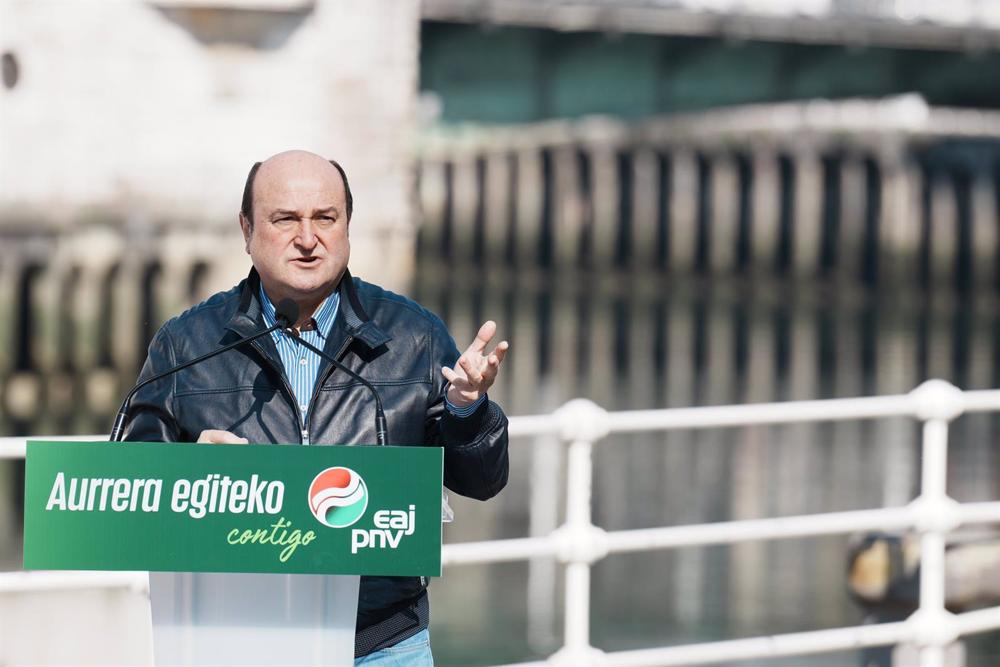 El presidente del PNV, Andoni Ortuzar, interviene durante el acto de presentación de Juan Mari Aburto como candidato a la alcaldía de Bilbao por EAJ-PNV, en el Arenal, a 5 de marzo de 2023, en Bilbao El