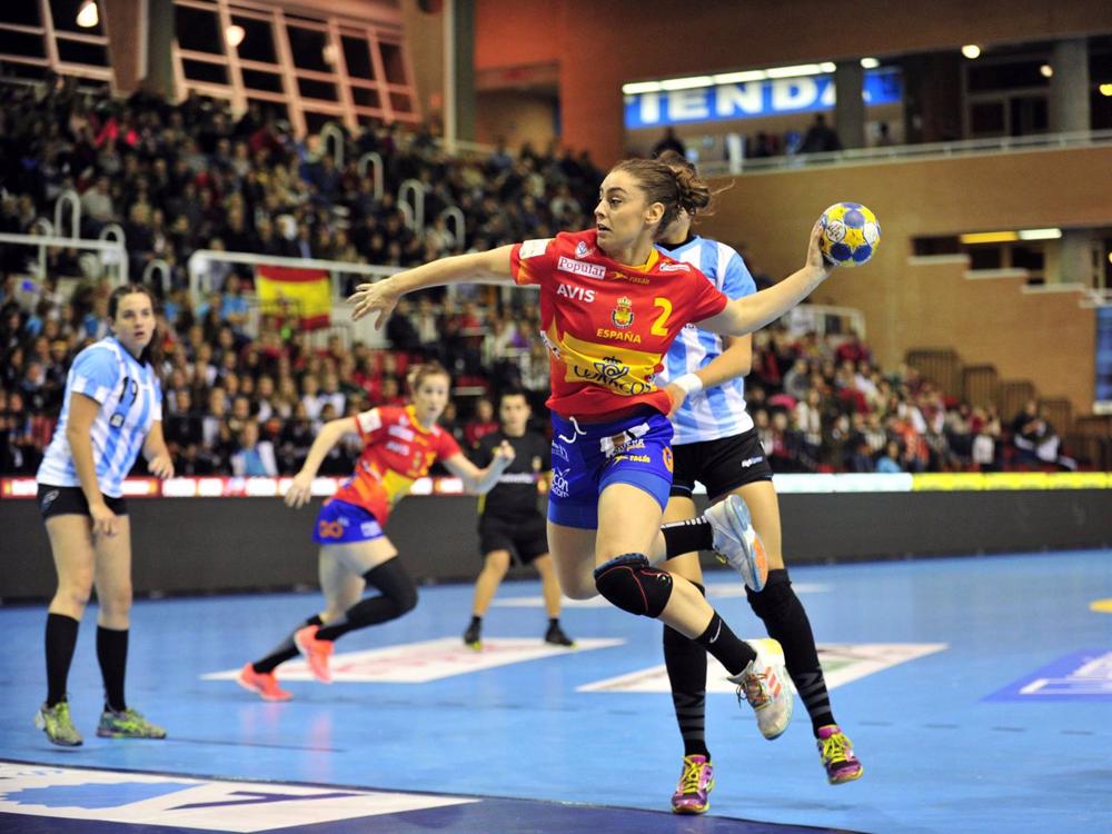 Archivo - La extremo Marta López durante un partido con la selección española de balonmano Archivo