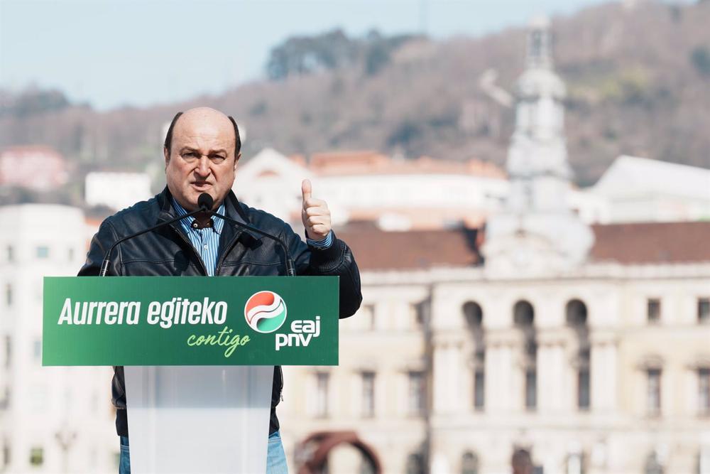 El presidente del PNV, Andoni Ortuzar, interviene durante el acto de presentación de Juan Mari Aburto como candidato a la alcaldía de Bilbao por EAJ-PNV, en el Arenal, a 5 de marzo de 2023, en Bilbao El