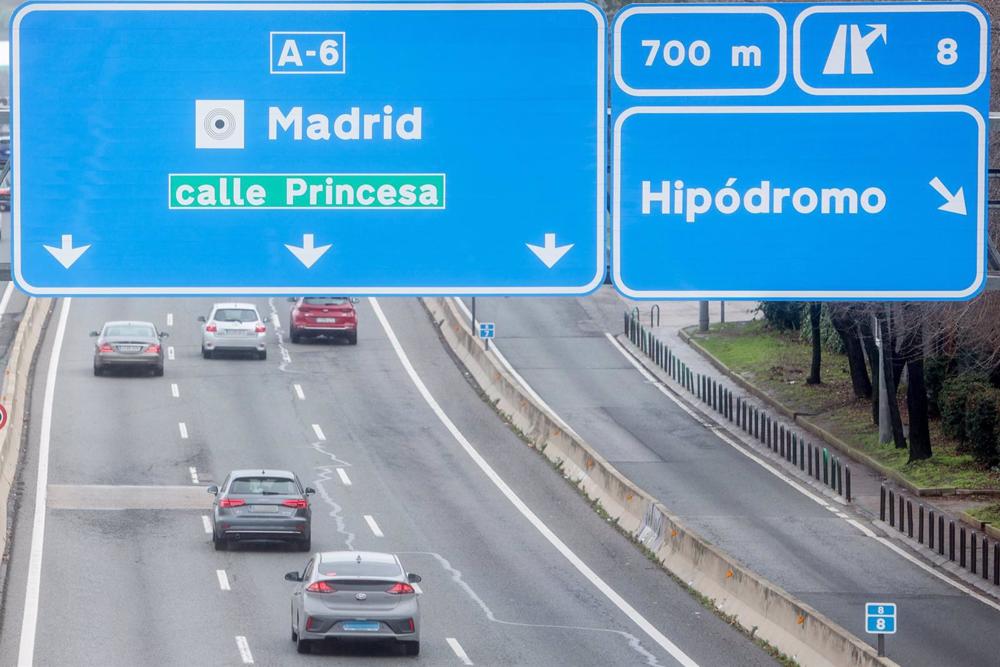 Archivo - Varios coches circulan Archivo