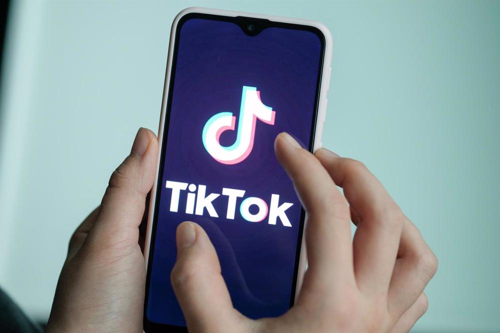 Archivo - Aplicación de TikTok en la pantalla de un móvil. Archivo