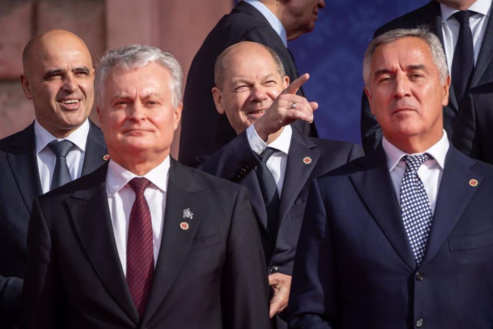 Archivo - El presidente de Montenegro, Milo Dukanovic, junto con otros líderes europeos, entre ellos el canciller alemán, Olaf Scholz Archivo