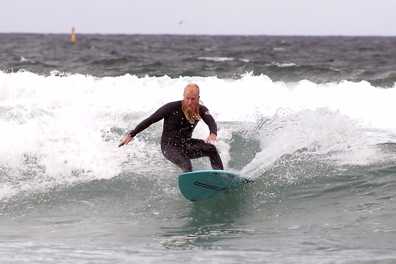 Australiens Blake Johnston stellt Weltrekord für die längste Surfsession auf