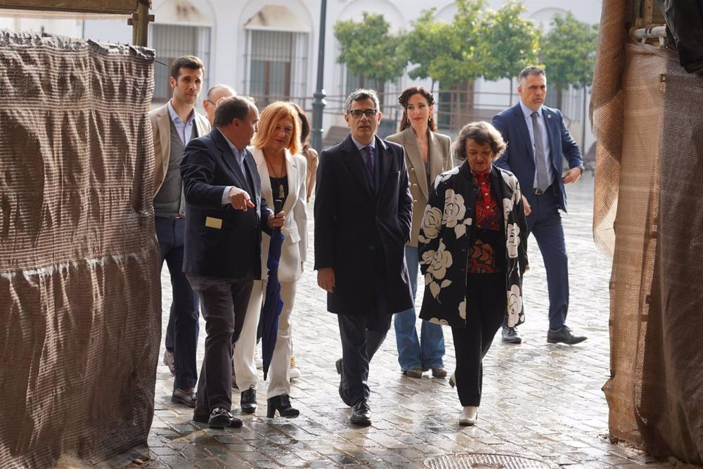 El ministro de la Presidencia, Relaciones con las Cortes y Memoria Democrática, Félix Bolaños, da un paseo con la alcaldesa de Palma del Río, Esperanza Caro de la Barrera, antes de visitar el Ayuntamiento a 17 de marzo del 2023 en Palma del Río, Córdoba. El