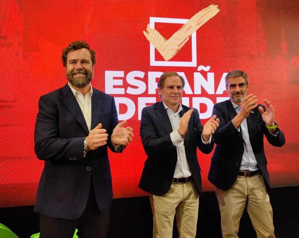 El portavoz de Vox en el Congreso, Iván Espinosa de los Monteros; el portavoz de Vox en el Parlament, Joan Garriga, y el candidato del partido a la alcaldía de Barcelona, Gonzalo de Oro-Pulido. El