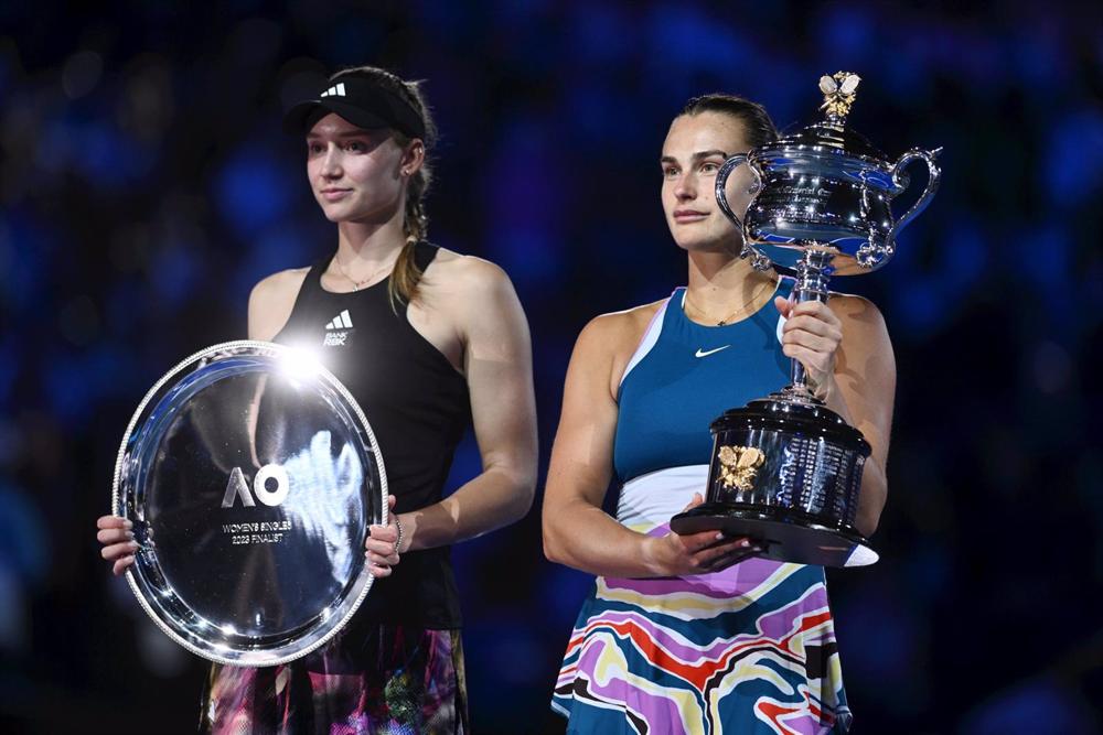 Archivo - Aryna Sabalenka y Elena Rybakina tras la final del Abierto de Australia 2023 Archivo