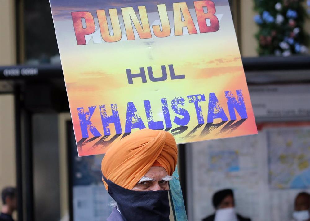 Un sij con una pancarta en defensa de la independencia de Jalistán Un