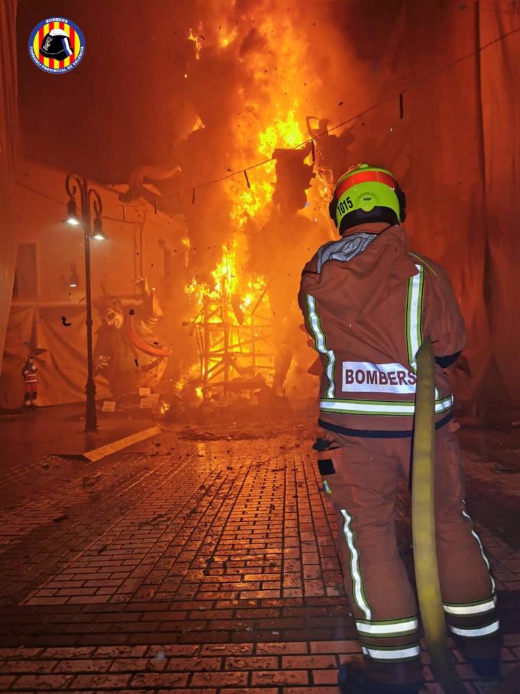 Archivo - Efectivo del Consorcio Provincial de Bomberos de Valencia trabajará en la Nit de la Cremà Archivo