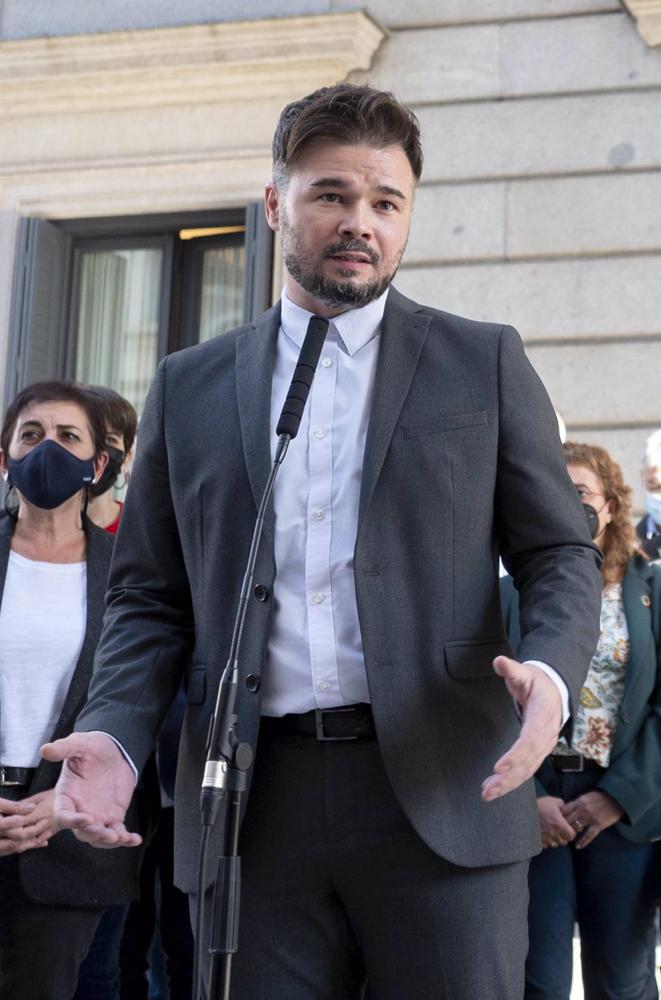 Archivo - El portavoz parlamentario de ERC, Gabriel Rufián, realiza una declaración institucional acompañado de otros miembros de grupos independentistas como EH Bildu. Archivo