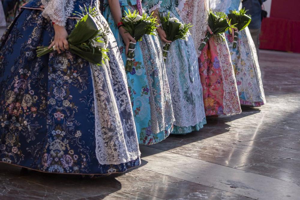 Vestidos y ramos de falleras durante el desfile de la Ofrenda floral a la Mare de Déu dels Desemparats Vestidos