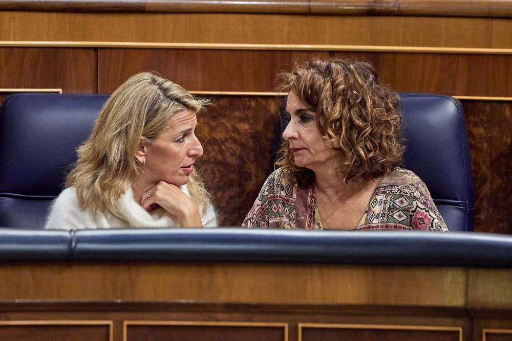 Archivo - La vicepresidenta segunda y ministra de Trabajo y Economía Social, Yolanda Díaz (i) y la ministra de Hacienda, María Jesús Montero (d), durante una sesión plenaria Archivo