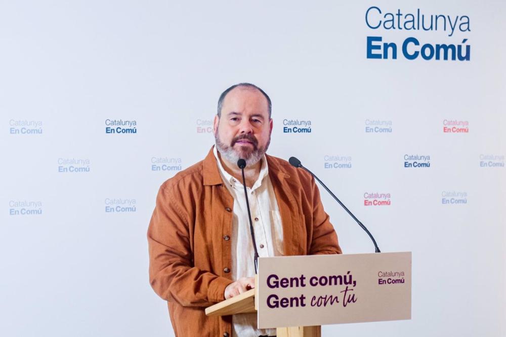 El portavoz de los comuns y diputado en el Congreso, Joan Mena, en rueda de prensa El