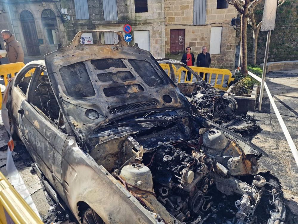 Uno de los coches calcinados en Tui (Pontevedra) Uno